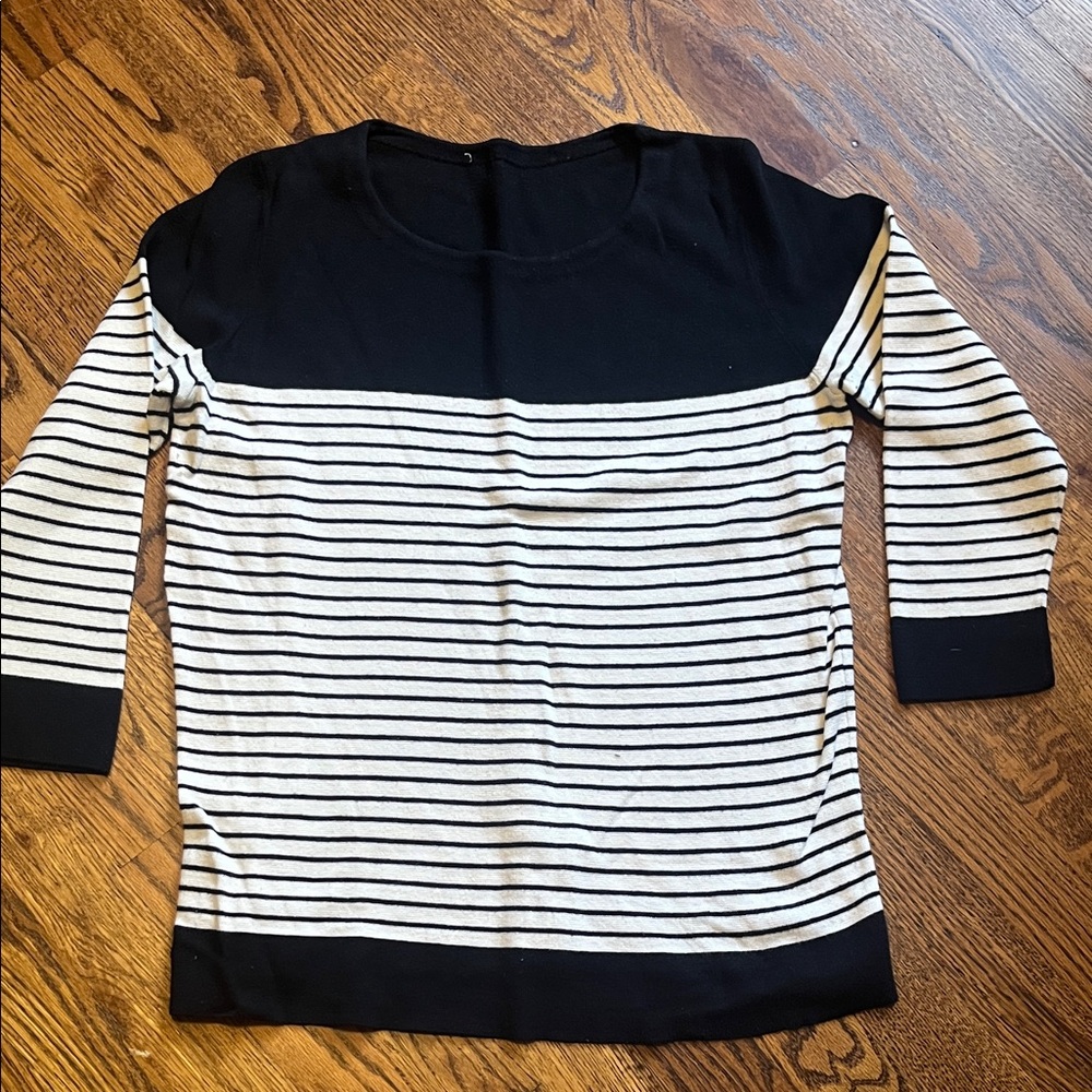Women’s Striped Black and White Sweater Large